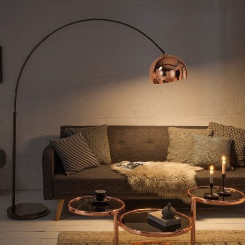Niebanalne dekoracje do domu – lampa podłogowa glamour, kwietnik stojący, dekoracje ścienne